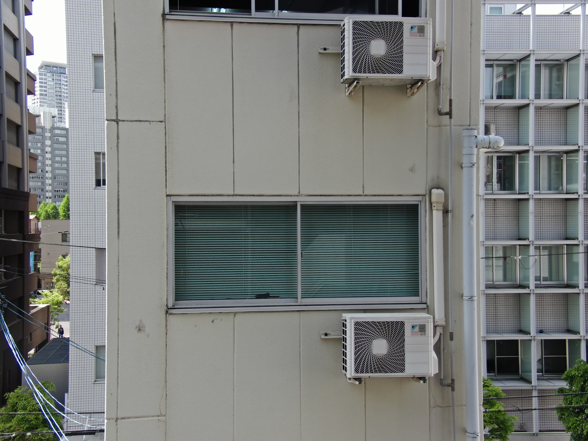 大阪市北区の外壁の通常写真。窓と室外機のある外壁面